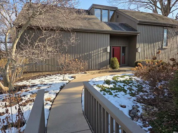 $310,000 | 563 Woodview Road, Unit D, Lake Barrington, IL 60010