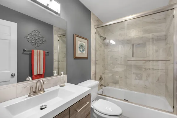 $310,000 | 563 Woodview Road, Unit D, Lake Barrington, IL 60010