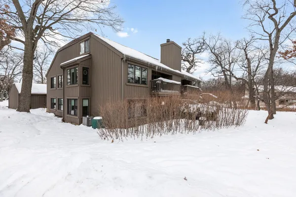 $310,000 | 563 Woodview Road, Unit D, Lake Barrington, IL 60010