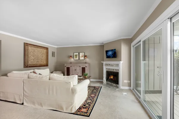 $310,000 | 563 Woodview Road, Unit D, Lake Barrington, IL 60010