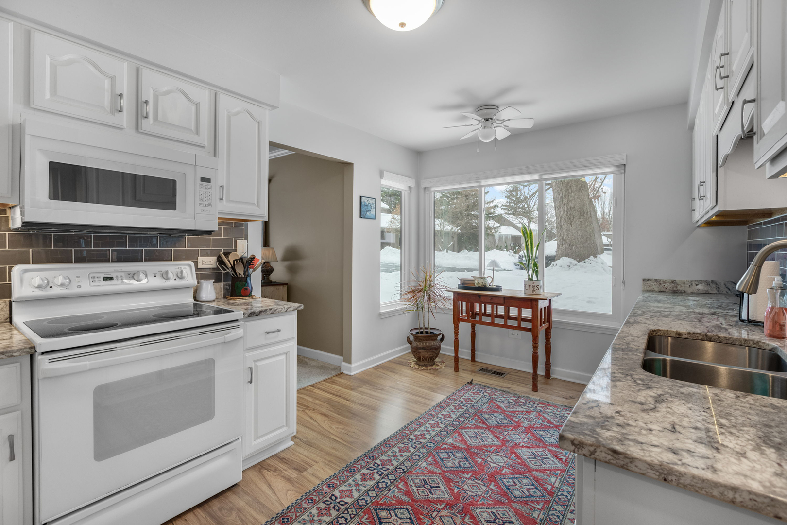 563 Woodview Road, Unit D Lake Barrington, IL 60010 - Photo 7 of 16