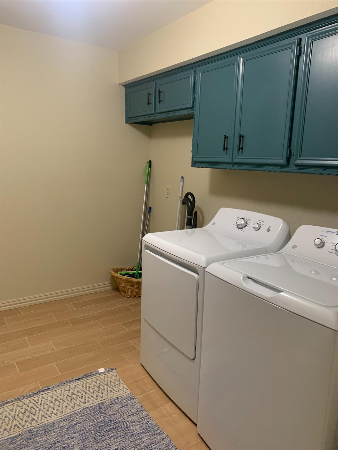 5726 70th Street Lubbock, TX 79424 - Photo 23 of 24 a utility room with dryer and washer