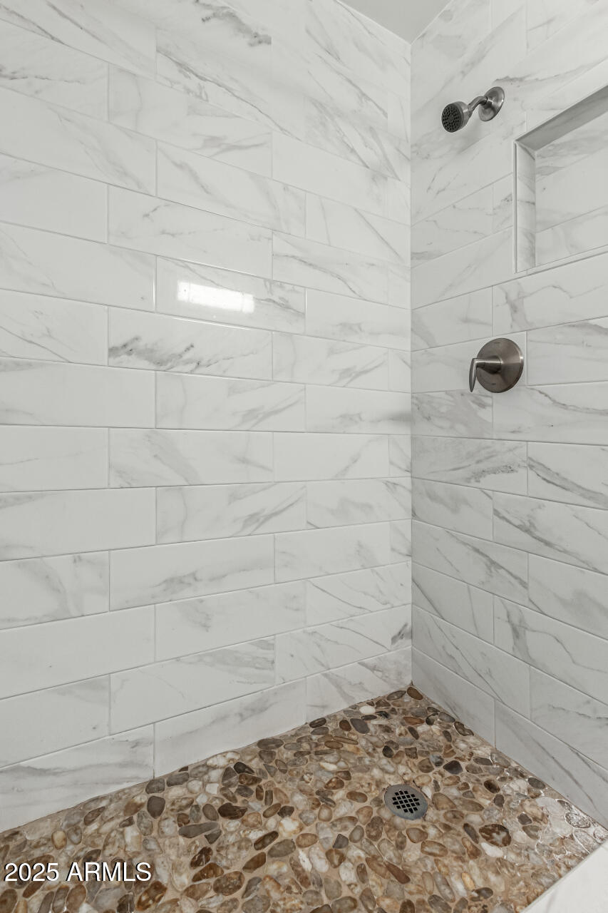 3540 East Montecito Avenue, Unit 3 Phoenix, AZ 85018 - Photo 19 of 23 a bathroom with a shower