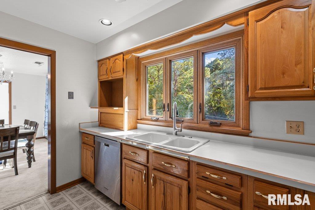 4718 20th Avenue Moline, IL 61265 - Photo 8 of 37