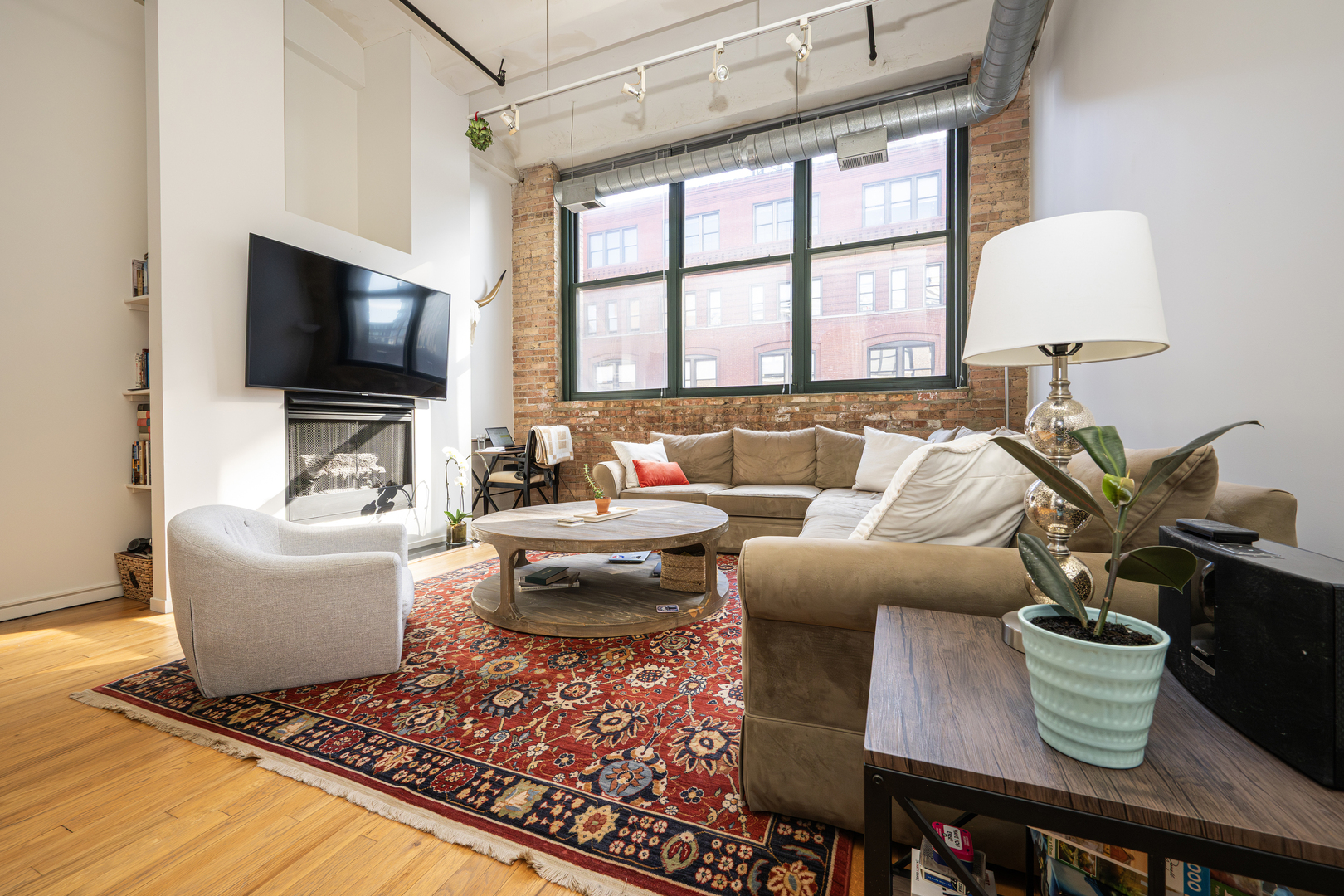 1000 West Washington Boulevard, Unit 411 Chicago, IL 60607 - Photo 5 of 20 a living room with furniture and a flat screen tv