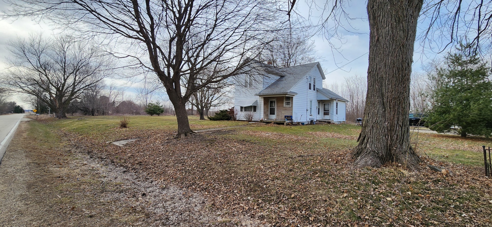 262 Palmyra Road Dixon, IL 61021 - Photo 3 of 4 a front view of a house with garden