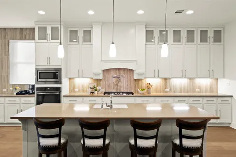 $999,950 | 550 Goodnight Trail, Dripping Springs, TX 78620