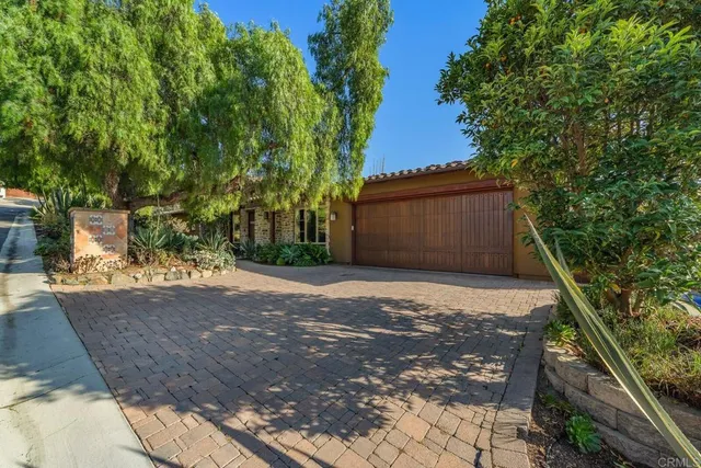 a view of back yard of the house