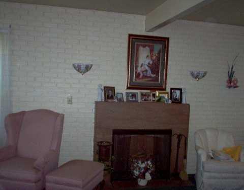 524 Maple Street Springdale, PA 15144 - Photo 4 of 6 Den/Family/Great Room.