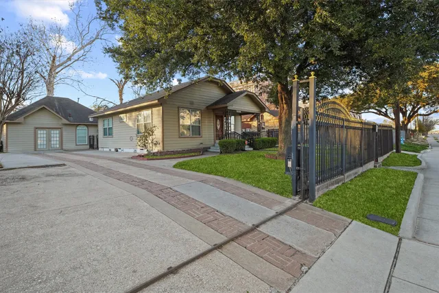 $2,000 | 1615 Airline Drive, Houston, TX 77009