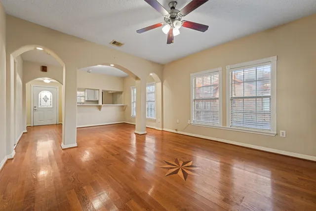 $2,000 | 1615 Airline Drive, Houston, TX 77009