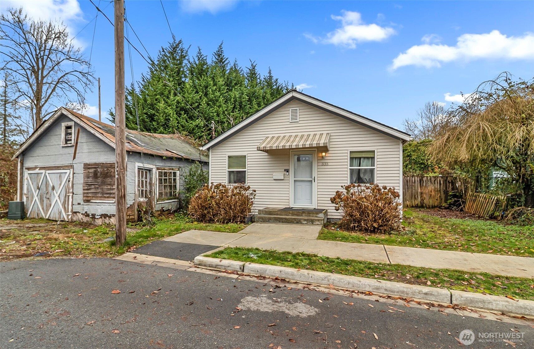 335 North Madison Street Monroe, WA 98272 - Photo 2 of 38 a front view of a house with a yard and garage