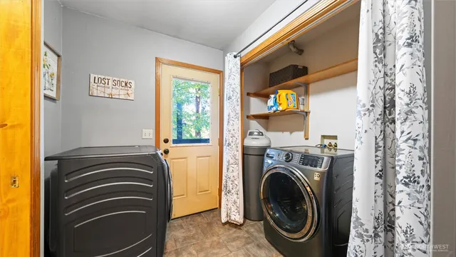 a view of a bedroom with washer and dryer