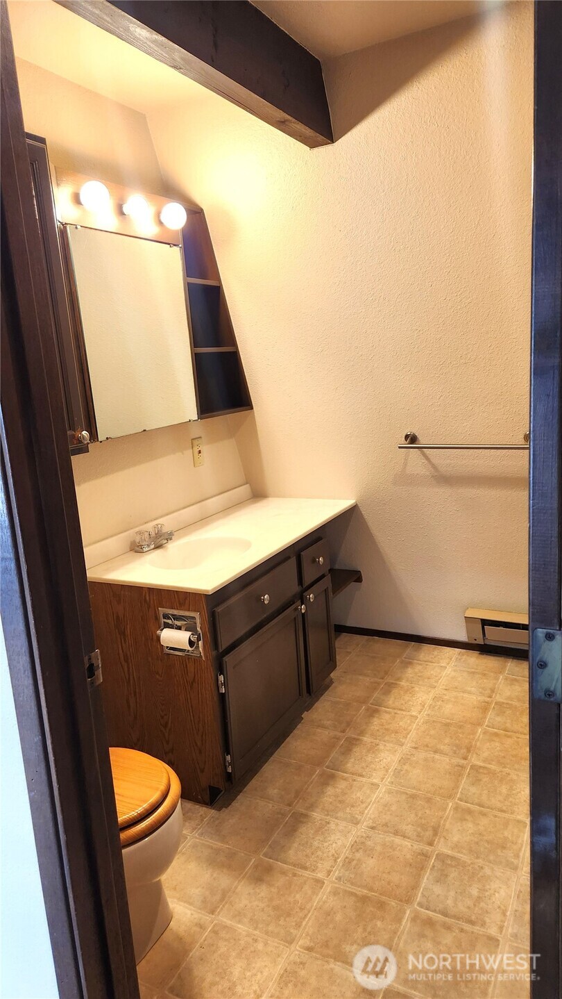 5556 Salish Road Blaine, WA 98230 - Photo 14 of 40 a view of washer and dryer