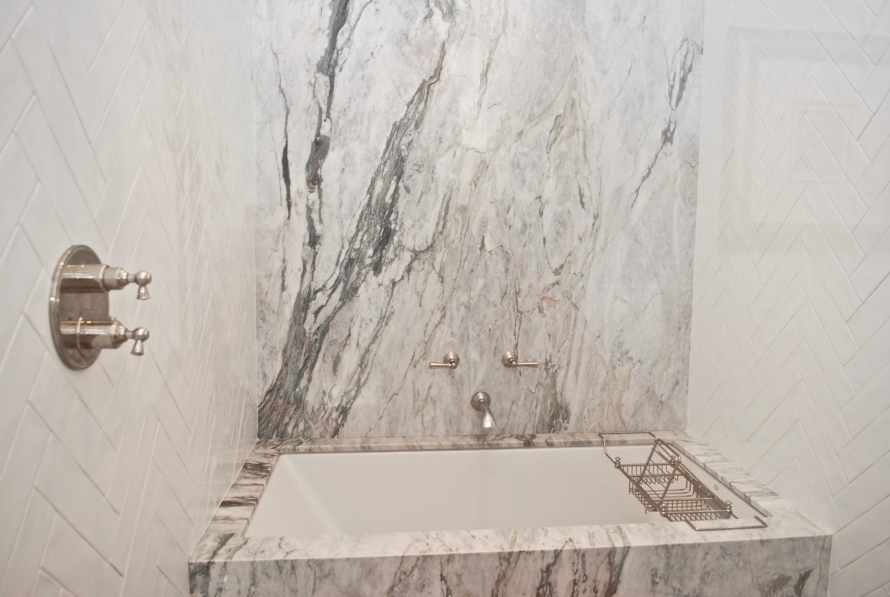 1011 Rinconada Road, Unit E Santa Barbara, CA 93101 - Photo 23 of 48 Master Bath Tub