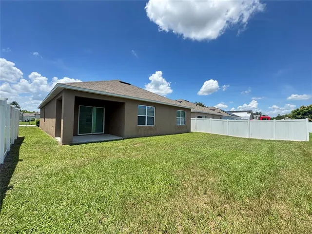 a view of a house with backyard and garden