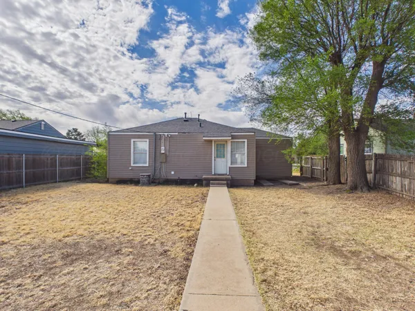 $120,000 | 812 Northeast 2nd Street, Dumas, TX 79029