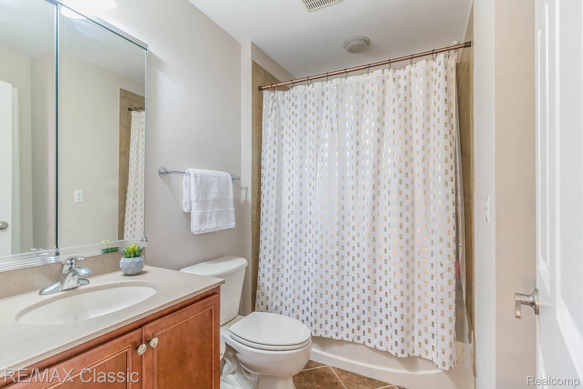 24749 Reeds Pointe Drive, Unit 38 Novi, MI 48374 - Photo 24 of 46 Full Bath