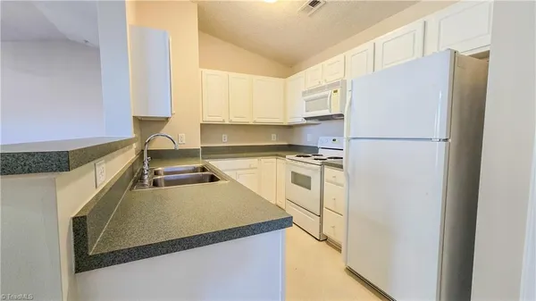 $1,300 | 2033 Salem Bluff Drive, Winston-Salem, NC 27127
