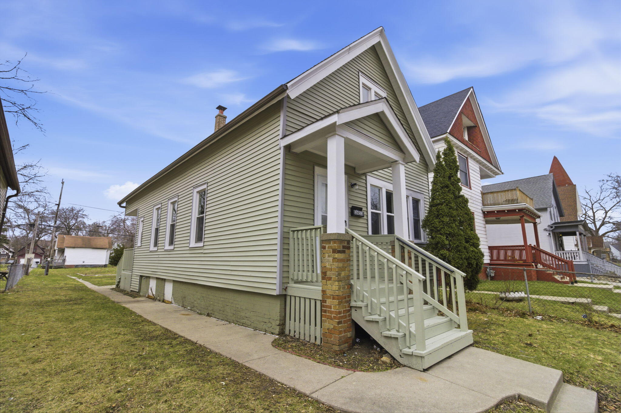 2453 North 15th Street Milwaukee, WI 53206 - Photo 2 of 33 34-web-or-mls-IMG_9243