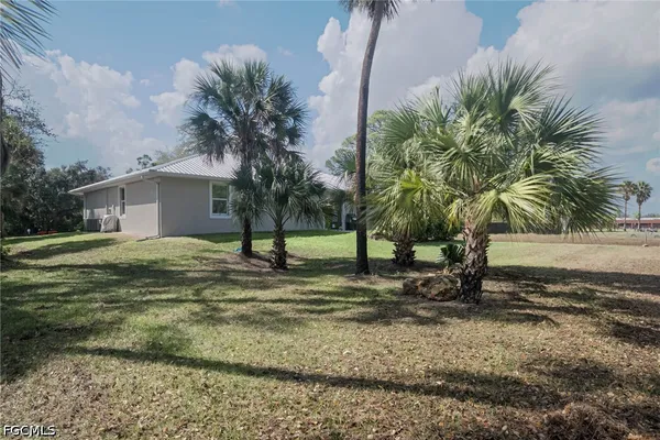 a view of a house with a yard