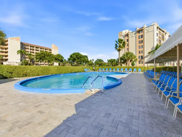 a view of entryway with a flower garden