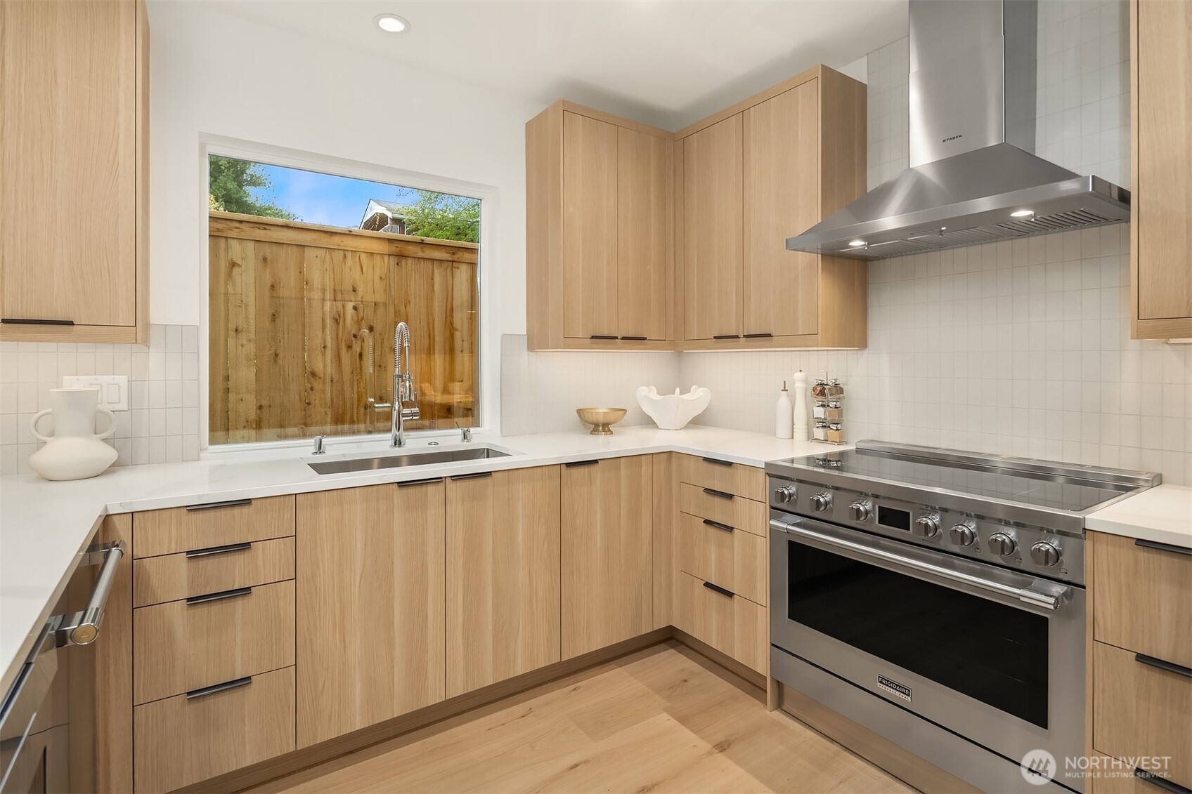 533 North 70th Street Seattle, WA 98103 - Photo 4 of 29