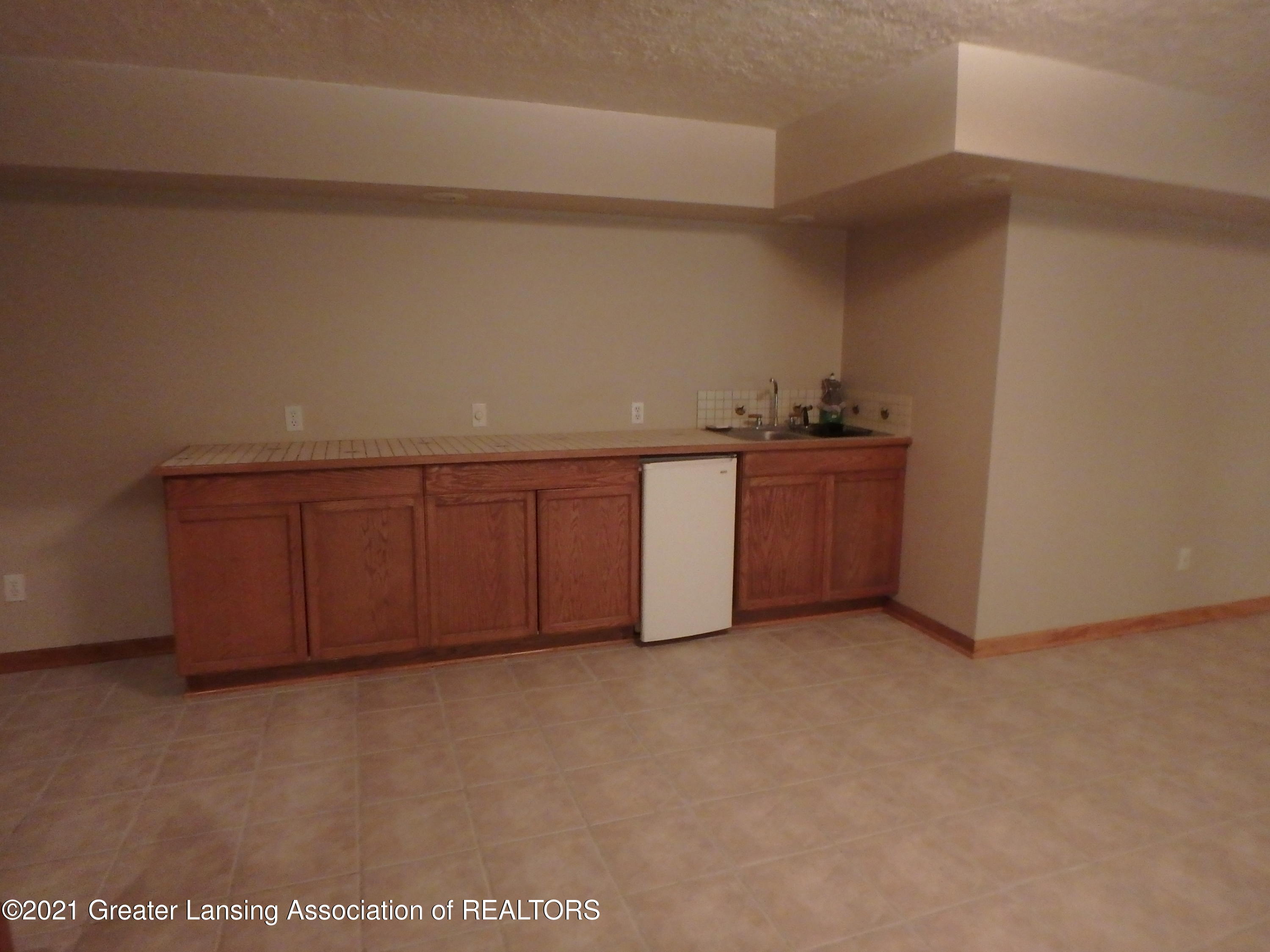 2565 Narrow Lake Road Charlotte, MI 48813 - Photo 38 of 63 family room entertainment bar