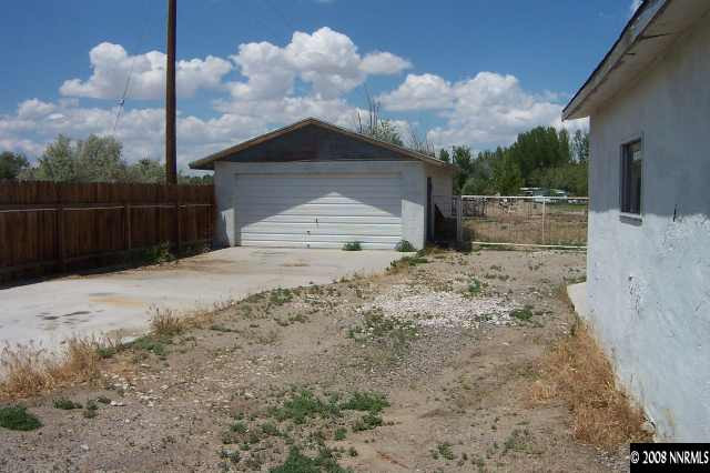 1952 South Allen Road Fallon, NV 89406 - Photo 7 of 8 a view of a dry yard with wooden fence