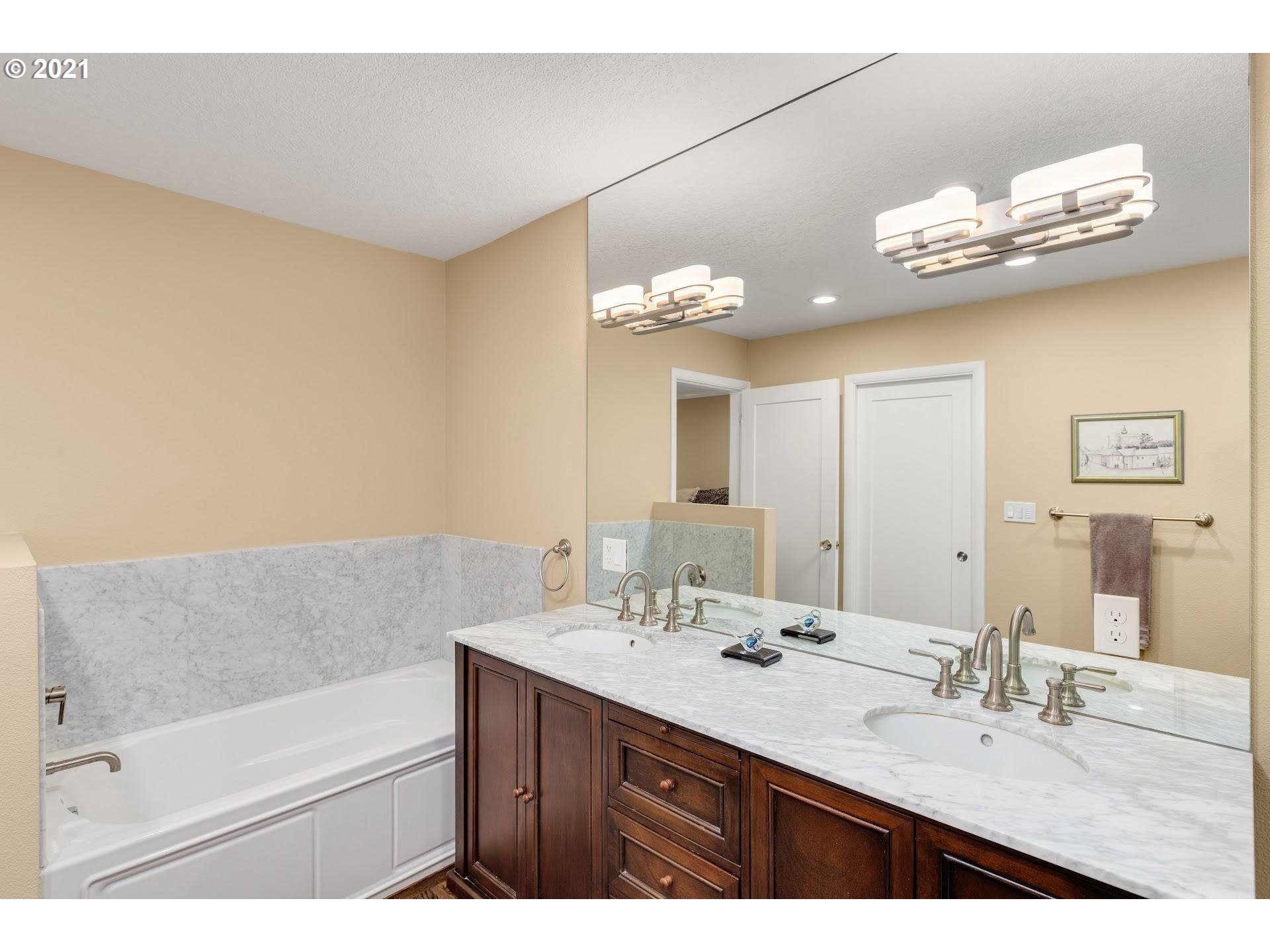 5220 Southwest Richenberg Court Portland, OR 97239 - Photo 14 of 26 Gallery Image 14