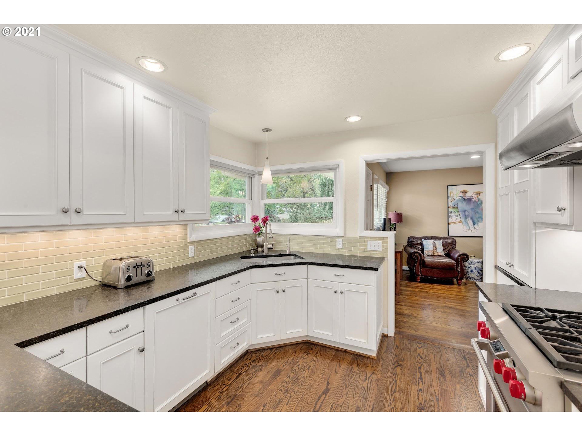 5220 Southwest Richenberg Court Portland, OR 97239 - Photo 8 of 26 Gallery Image 8