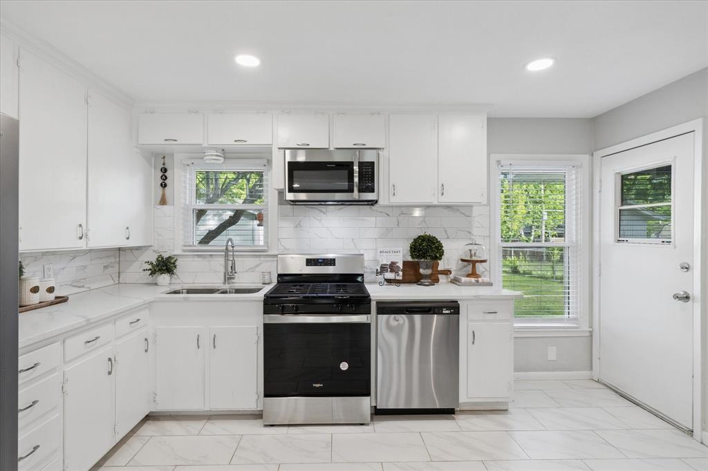 112 Southwest Murphy Road Burleson, TX 76028 - Photo 11 of 25