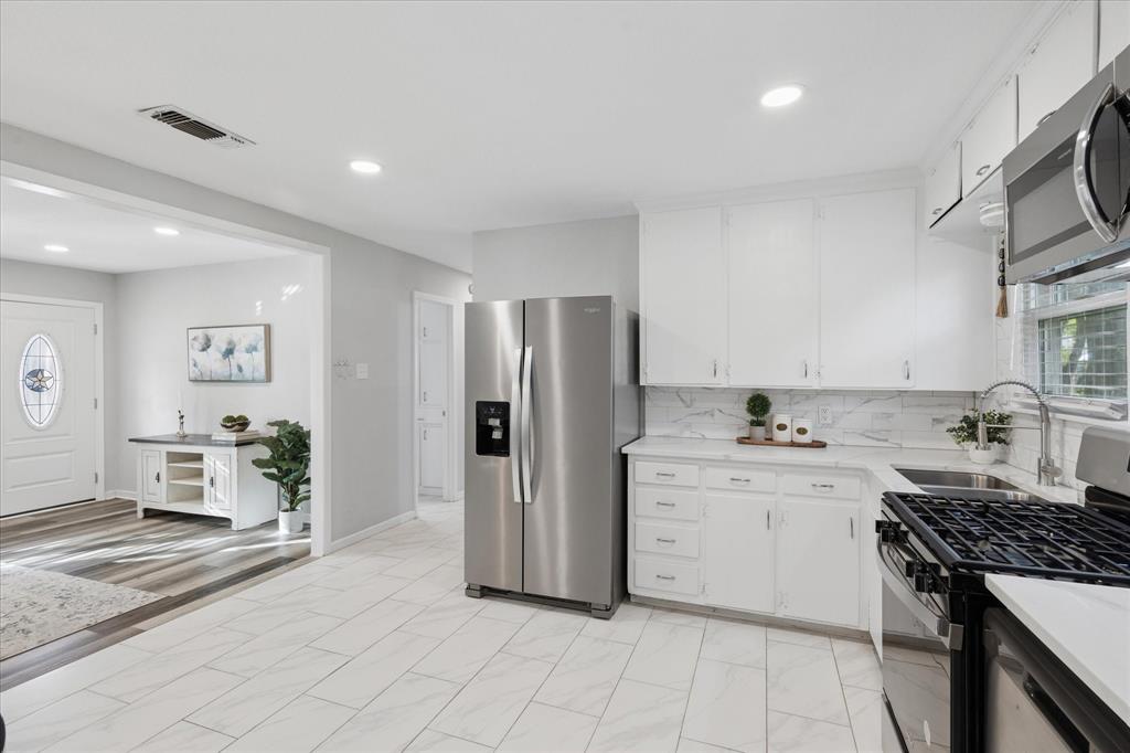 112 Southwest Murphy Road Burleson, TX 76028 - Photo 13 of 25