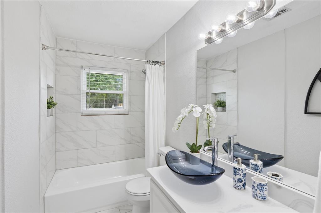 112 Southwest Murphy Road Burleson, TX 76028 - Photo 16 of 25