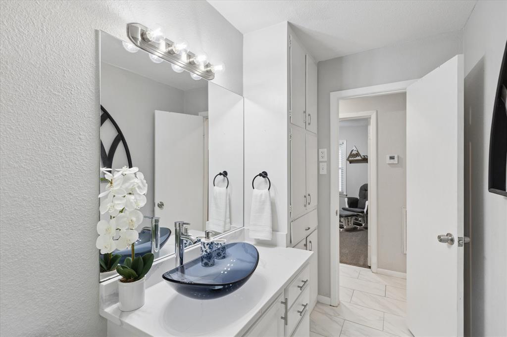 112 Southwest Murphy Road Burleson, TX 76028 - Photo 17 of 25