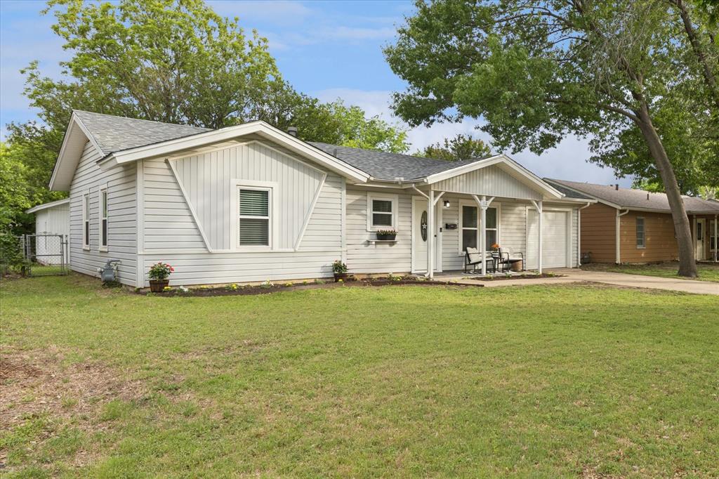 112 Southwest Murphy Road Burleson, TX 76028 - Photo 2 of 25