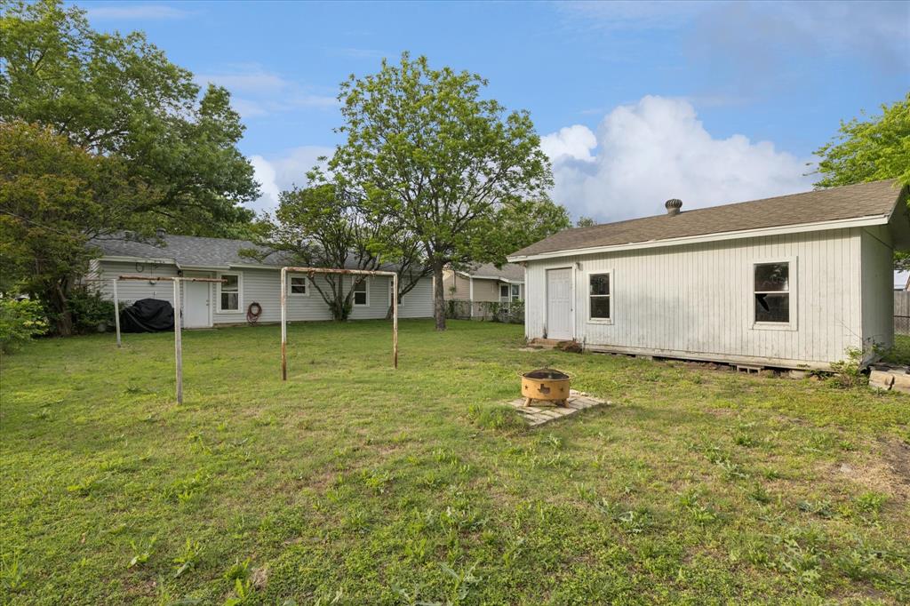 112 Southwest Murphy Road Burleson, TX 76028 - Photo 22 of 25