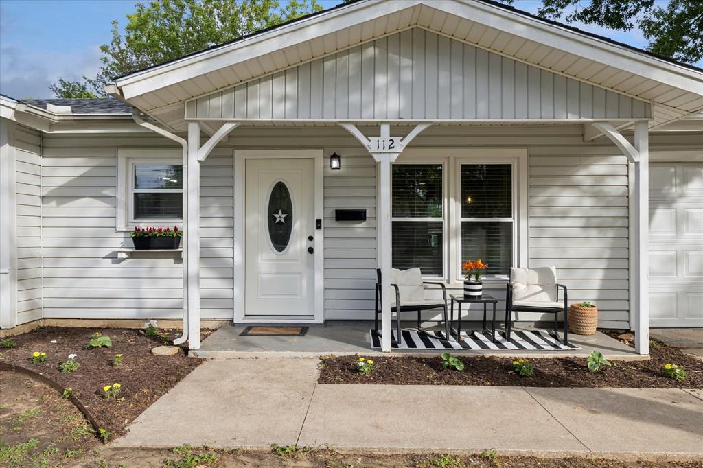 112 Southwest Murphy Road Burleson, TX 76028 - Photo 4 of 25