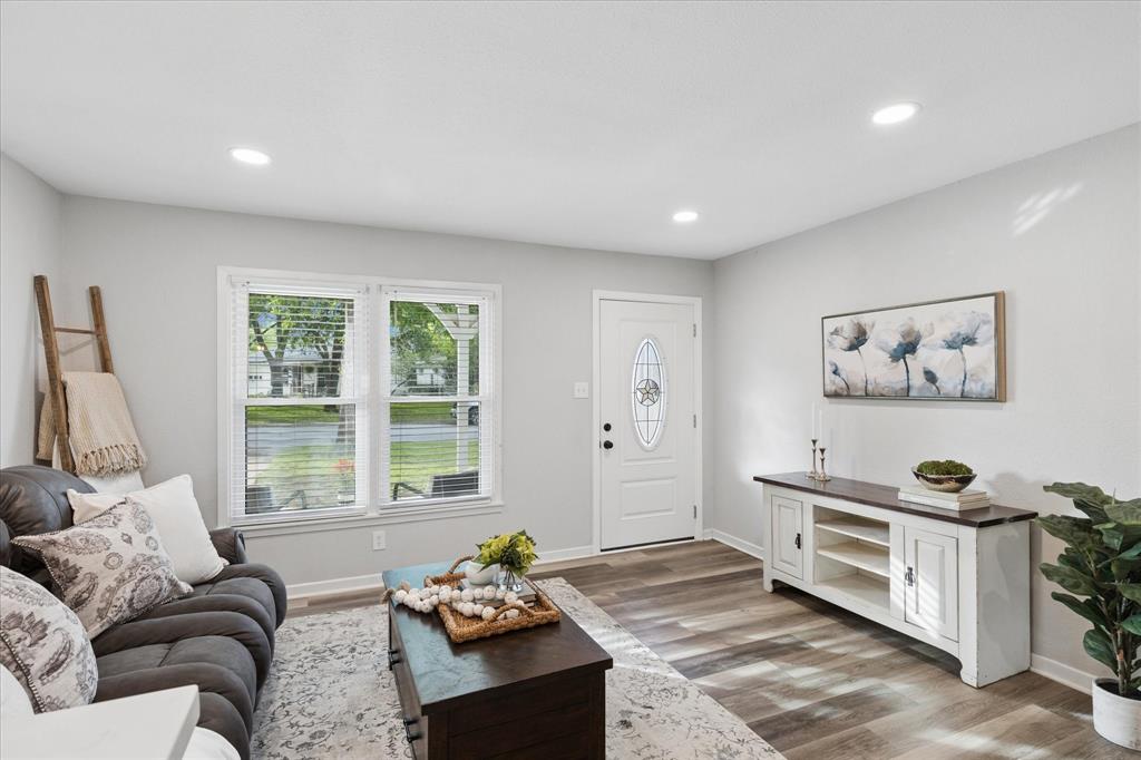 112 Southwest Murphy Road Burleson, TX 76028 - Photo 5 of 25