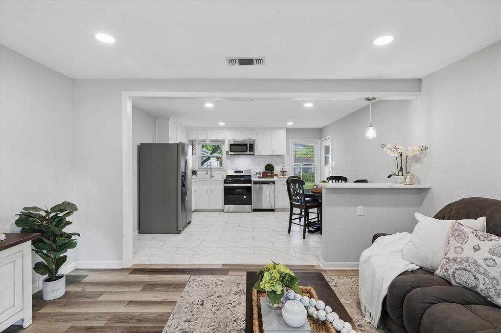 112 Southwest Murphy Road Burleson, TX 76028 - Photo 8 of 25