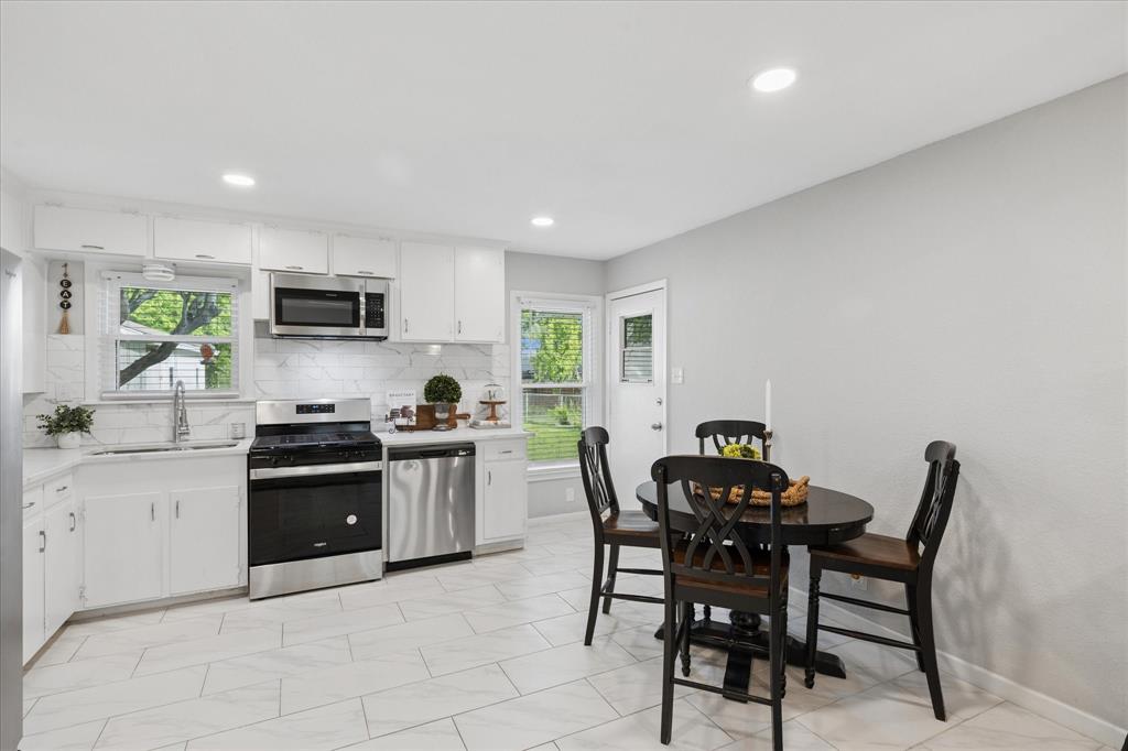 112 Southwest Murphy Road Burleson, TX 76028 - Photo 10 of 25