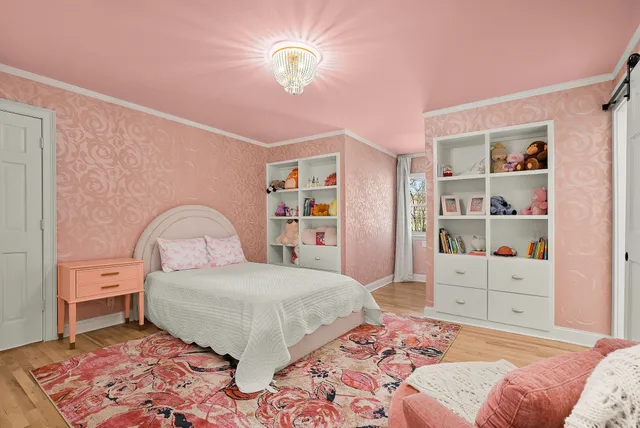 a en suite bathroom with a double vanity sink and a mirror