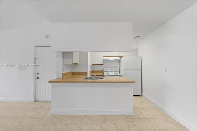 $1,799 | 17580 Northwest 67th Place, Unit D1, Hialeah, FL 33015