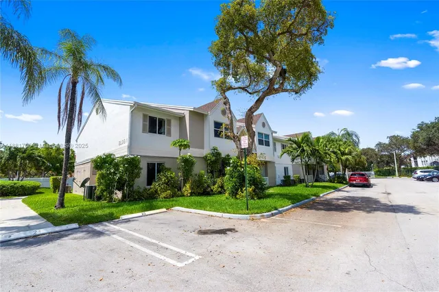 $1,799 | 17580 Northwest 67th Place, Unit D1, Hialeah, FL 33015