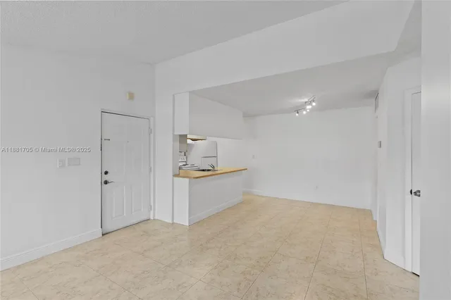 $1,799 | 17580 Northwest 67th Place, Unit D1, Hialeah, FL 33015