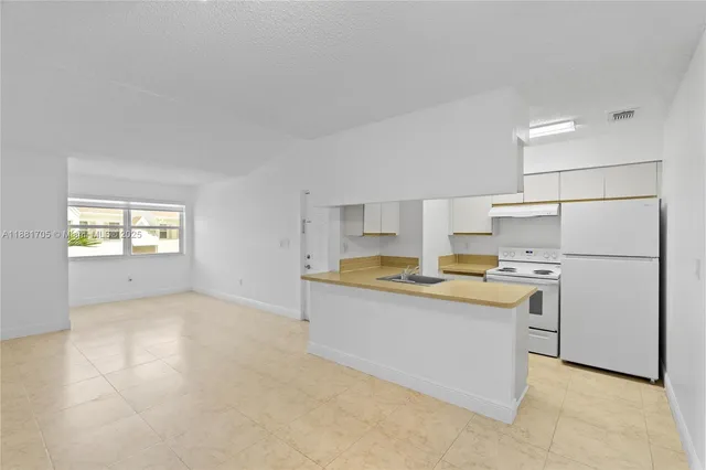 $1,799 | 17580 Northwest 67th Place, Unit D1, Hialeah, FL 33015