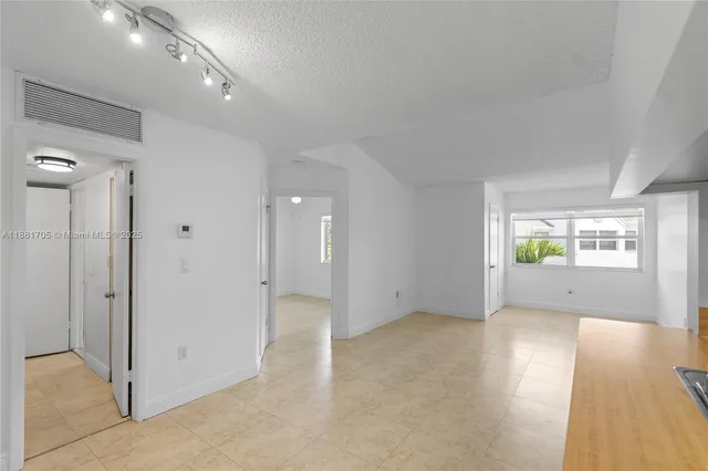 $1,799 | 17580 Northwest 67th Place, Unit D1, Hialeah, FL 33015