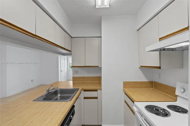 $1,799 | 17580 Northwest 67th Place, Unit D1, Hialeah, FL 33015