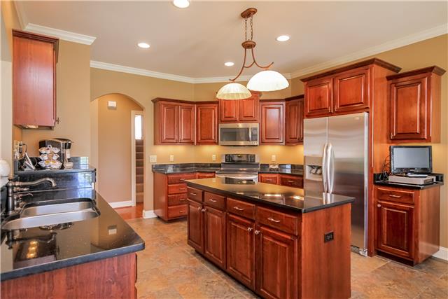 2906 Lisa Drive Springfield, TN 37172 - Photo 11 of 20 Spacious Kitchen