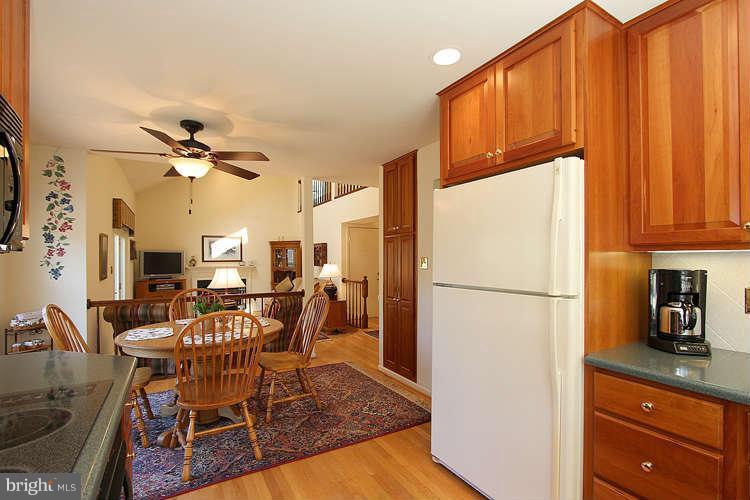 20604 Bell Bluff Road Gaithersburg, MD 20882 - Photo 11 of 30 Double cabinet Refrigerator!